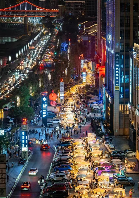 位于重慶北濱路鎏嘉碼頭的小熊集市熱鬧不已。常宏攝