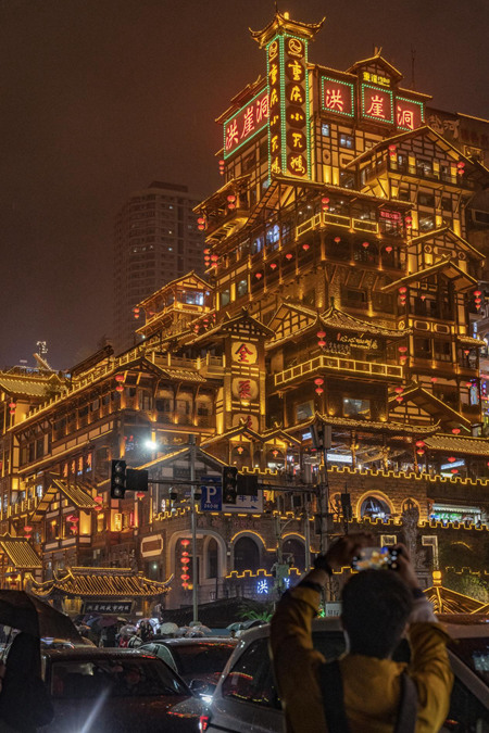 夜晚的重慶洪崖洞景區(qū)，璀璨的夜景吸引了眾多游客前來打卡。郭睿攝