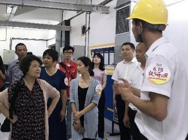 體驗(yàn)者一行參觀設(shè)備房。新鷗鵬物業(yè)供圖