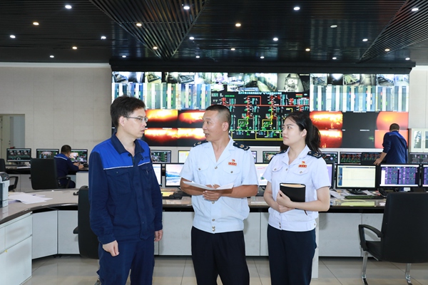 江津區(qū)稅務(wù)人員實(shí)地走訪重慶三峰百果園環(huán)保發(fā)電有限公司，宣傳綠色稅收相關(guān)政策，鼓勵(lì)企業(yè)向“綠”發(fā)展。趙飛攝