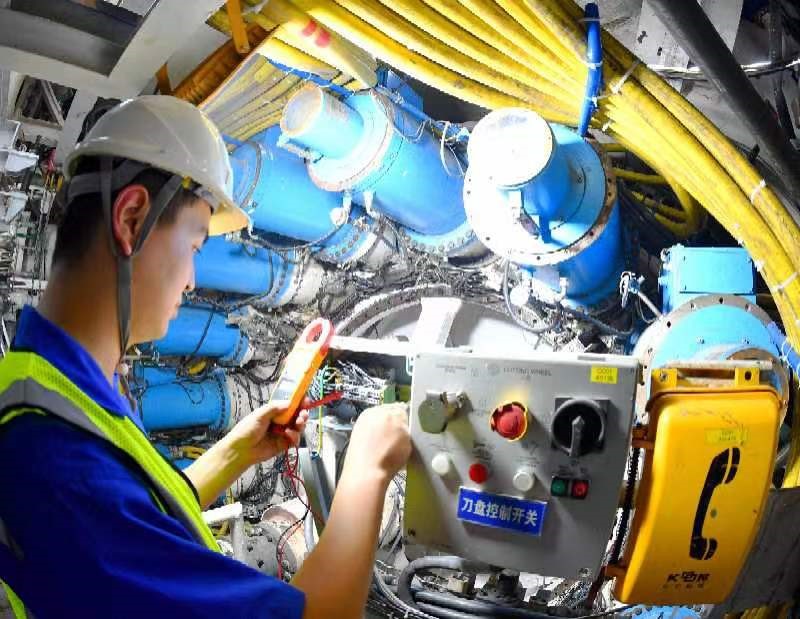 工作人員在檢查“長江號”盾構(gòu)機(jī)運(yùn)營情況。中鐵十四局供圖
