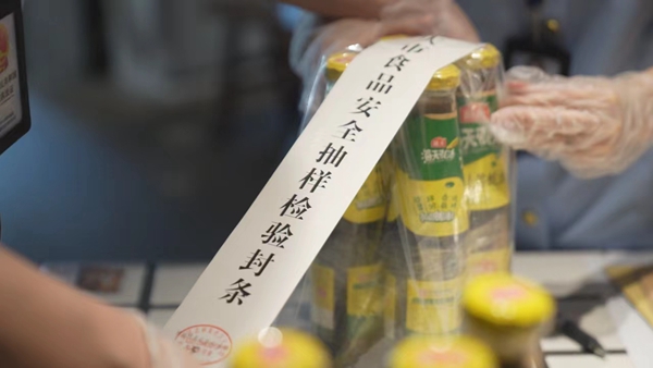 市場監(jiān)管執(zhí)法人員對抽樣的耗油進行封樣。重慶市市場監(jiān)管局供圖