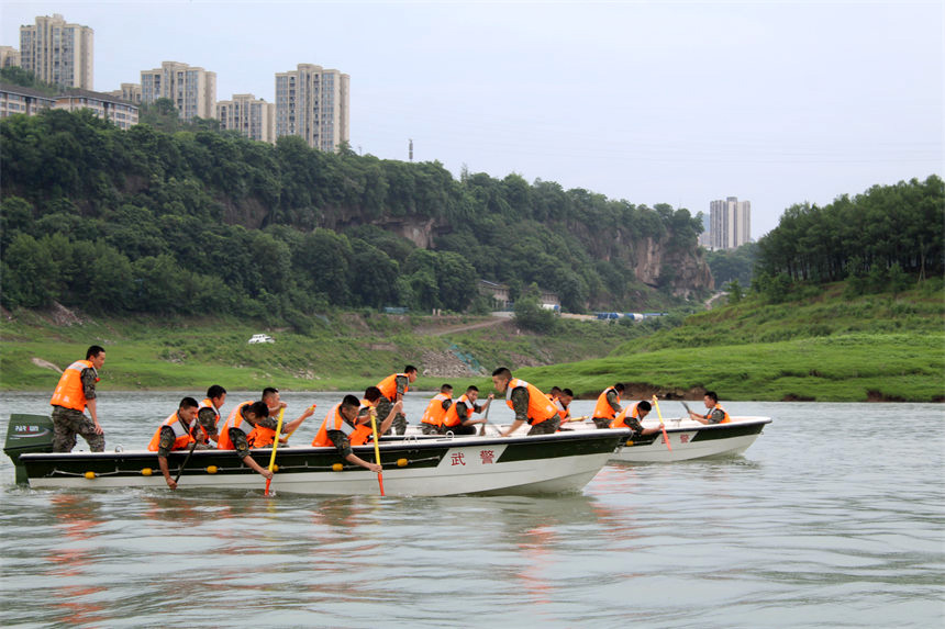 官兵組織劃“龍舟”比賽。錢云星攝