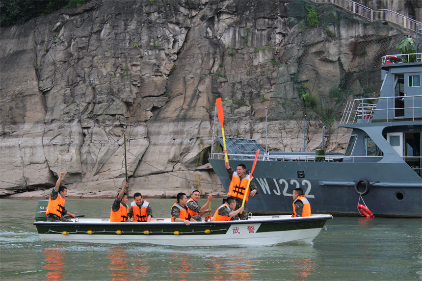 沖過(guò)終點(diǎn)，一舉奪魁。錢(qián)云星攝 