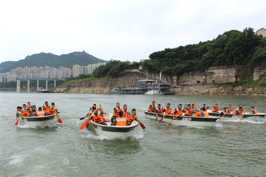 戰(zhàn)士們你追我趕，揮槳如飛。錢云星攝