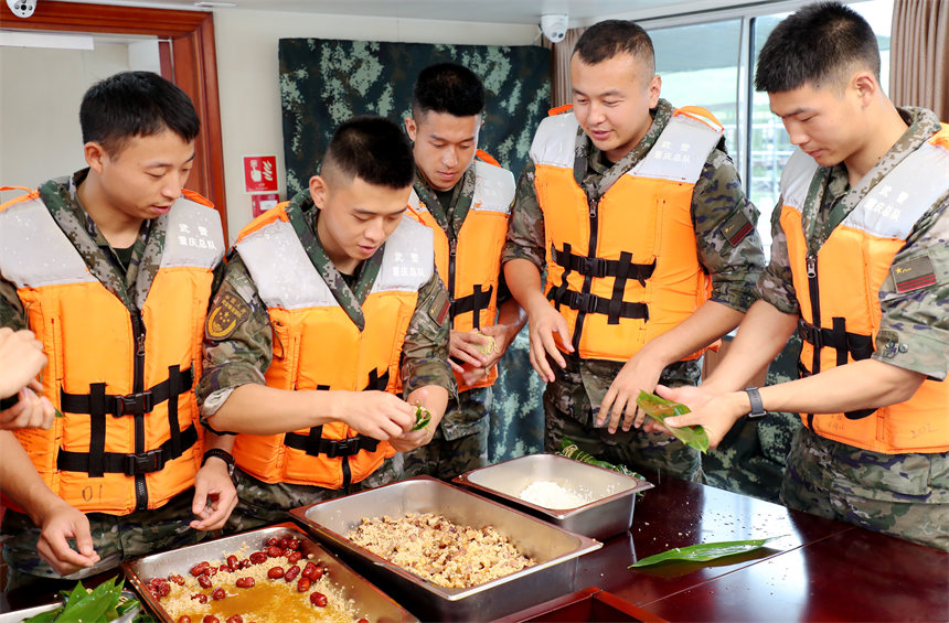 官兵們在船艙包粽子。錢云星攝