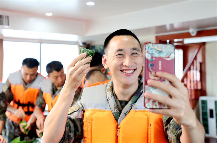 向遠(yuǎn)方親人送祝福。錢(qián)云星攝