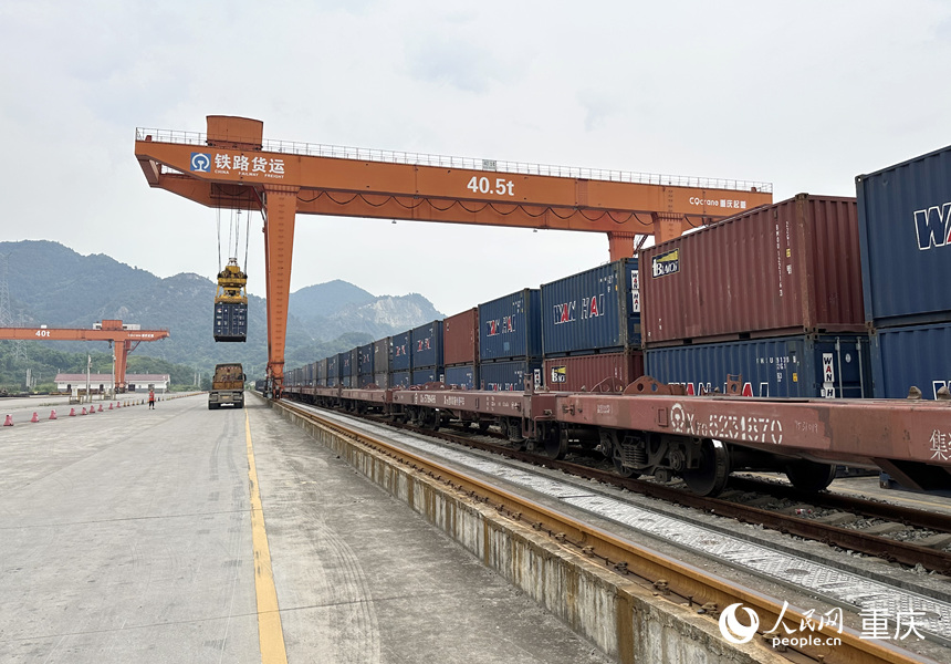 小南埡鐵路物流中心的塔吊起吊集裝箱。人民網(wǎng)記者 劉政寧攝
