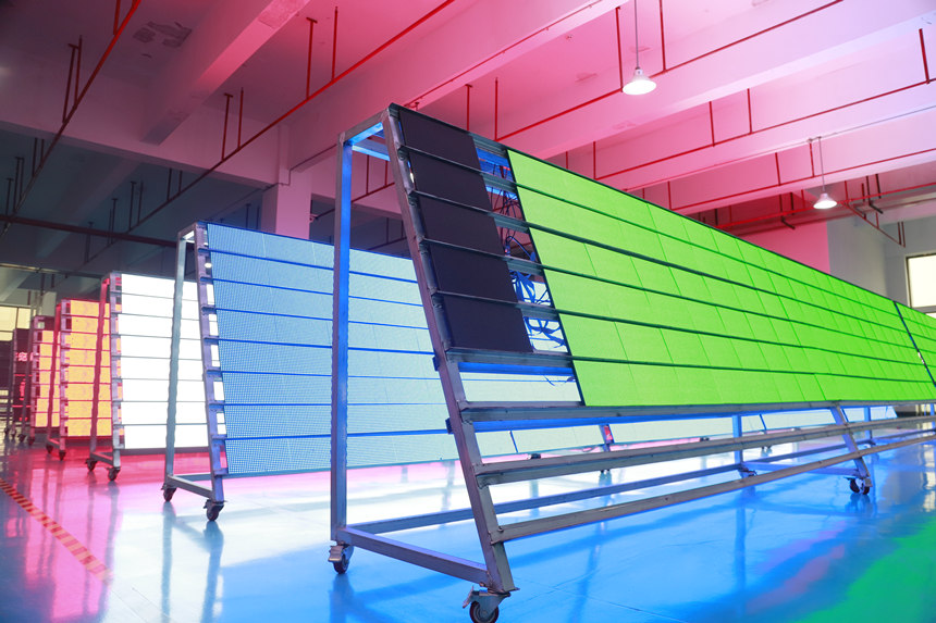 金睿誠科技生產(chǎn)的LED顯示屏。向詩佳攝