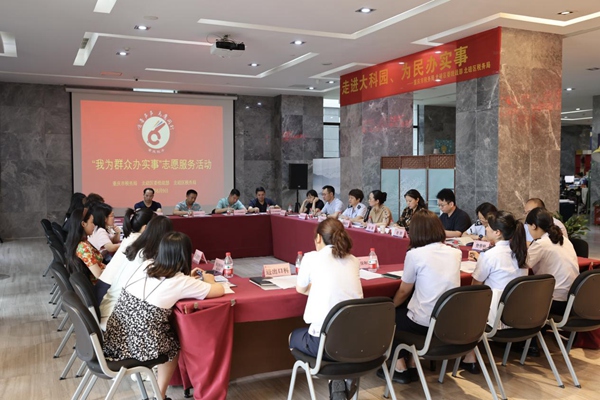 座談會現(xiàn)場，10戶企業(yè)代表面對面咨詢稅費政策。楊蔓攝