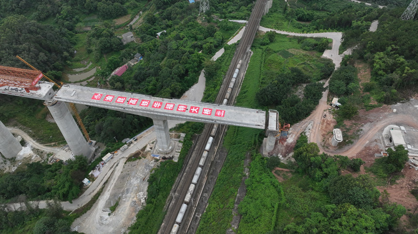 轉(zhuǎn)體成功。鄧豪攝