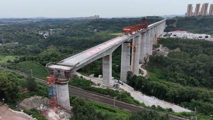 轉(zhuǎn)體后的渝昆高鐵華福特大橋。鄧豪攝