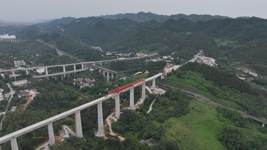 轉(zhuǎn)體后的渝昆高鐵華福特大橋。鄧豪攝