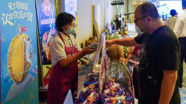 重慶采購(gòu)商與參展商洽談對(duì)接。吳汪洋攝