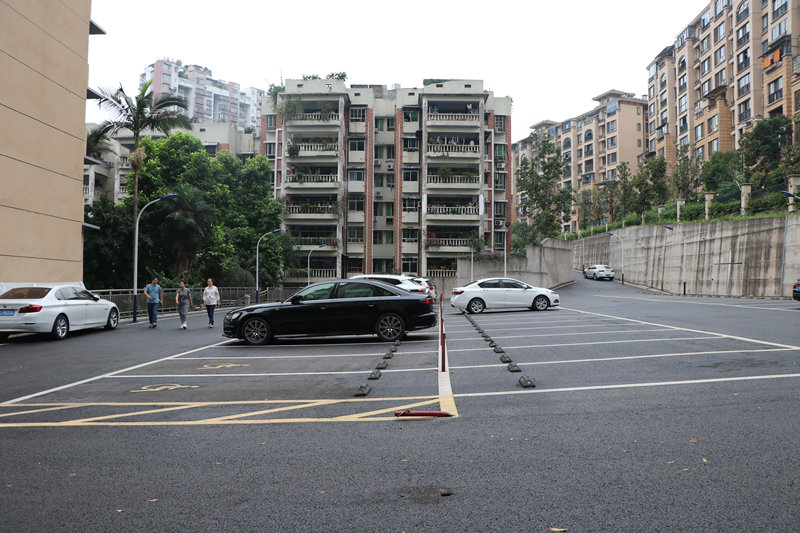 果研所家屬院小區(qū)內(nèi)新建的停車場。胥世鵬攝