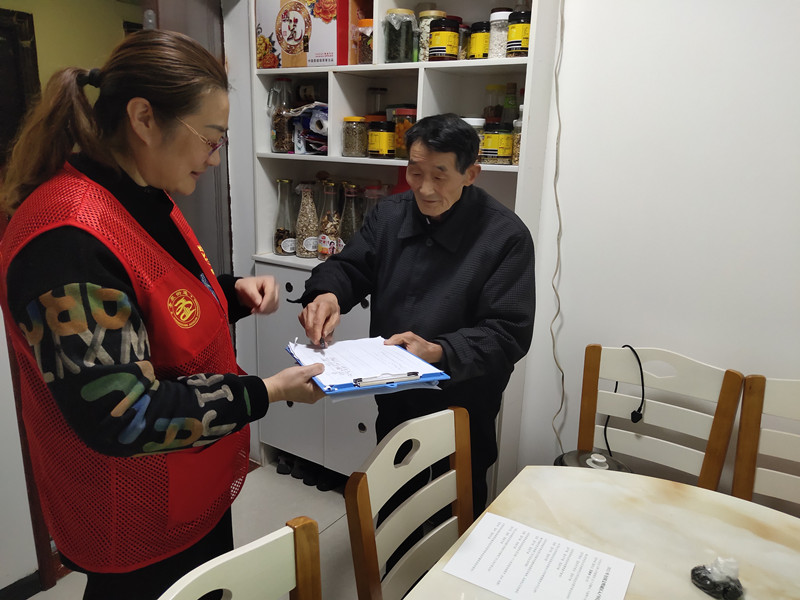 網(wǎng)格員上門核實住戶信息并登記。圣泉街道供圖