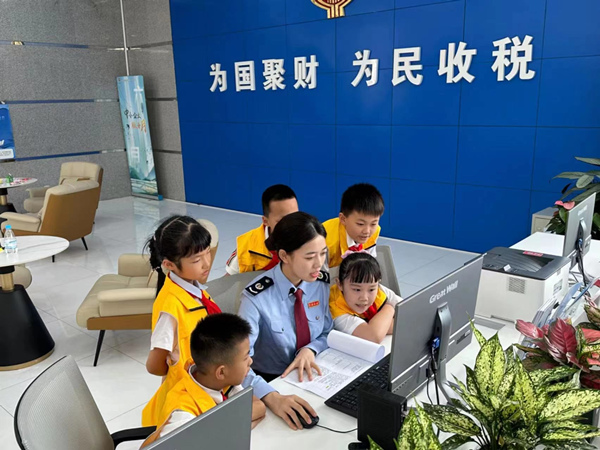 活動中，保稅區(qū)稅務(wù)人員向孩子們演示網(wǎng)上辦稅。熊玉婷攝