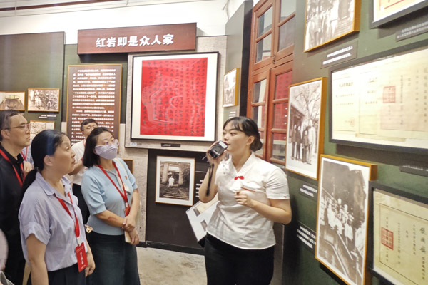 參觀教學。重慶科技學院供圖