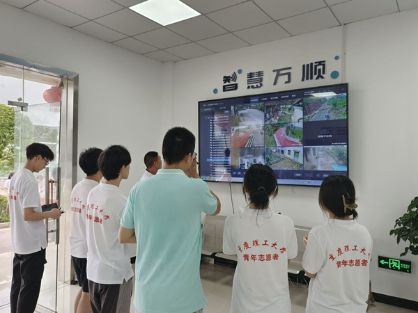 重慶理工大學鄉(xiāng)村振興促進團參觀智慧萬順模塊。重慶理工大學供圖