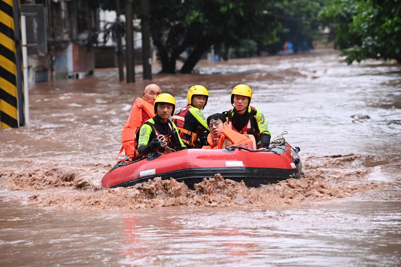 救援人員在轉(zhuǎn)移受災(zāi)群眾。冉孟軍攝