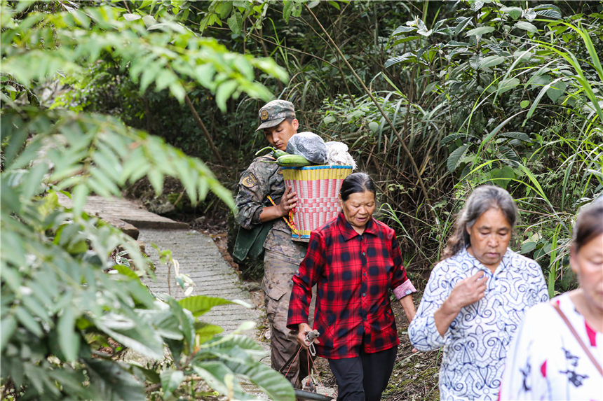 武警官兵轉(zhuǎn)移被困群眾。李東攝