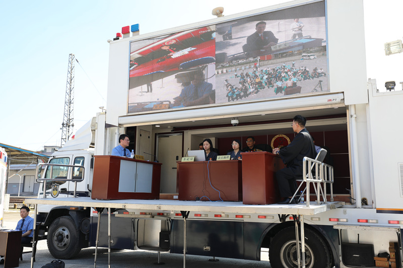 庭審現(xiàn)場。兩江新區(qū)（自貿(mào)區(qū)）法院供圖