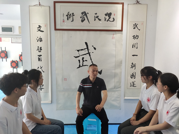 況欽華向?qū)嵺`團成員講解況氏武術。重慶理工大學供圖
