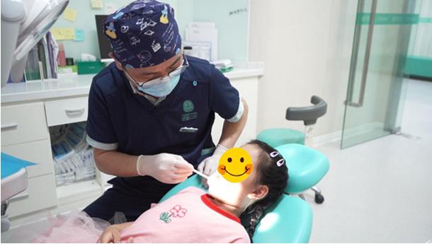 醫(yī)生看診。重慶團圓口腔醫(yī)院供圖