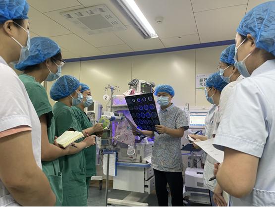 吳丕六察看新生兒生命體征。璧山區(qū)婦幼保健院供圖