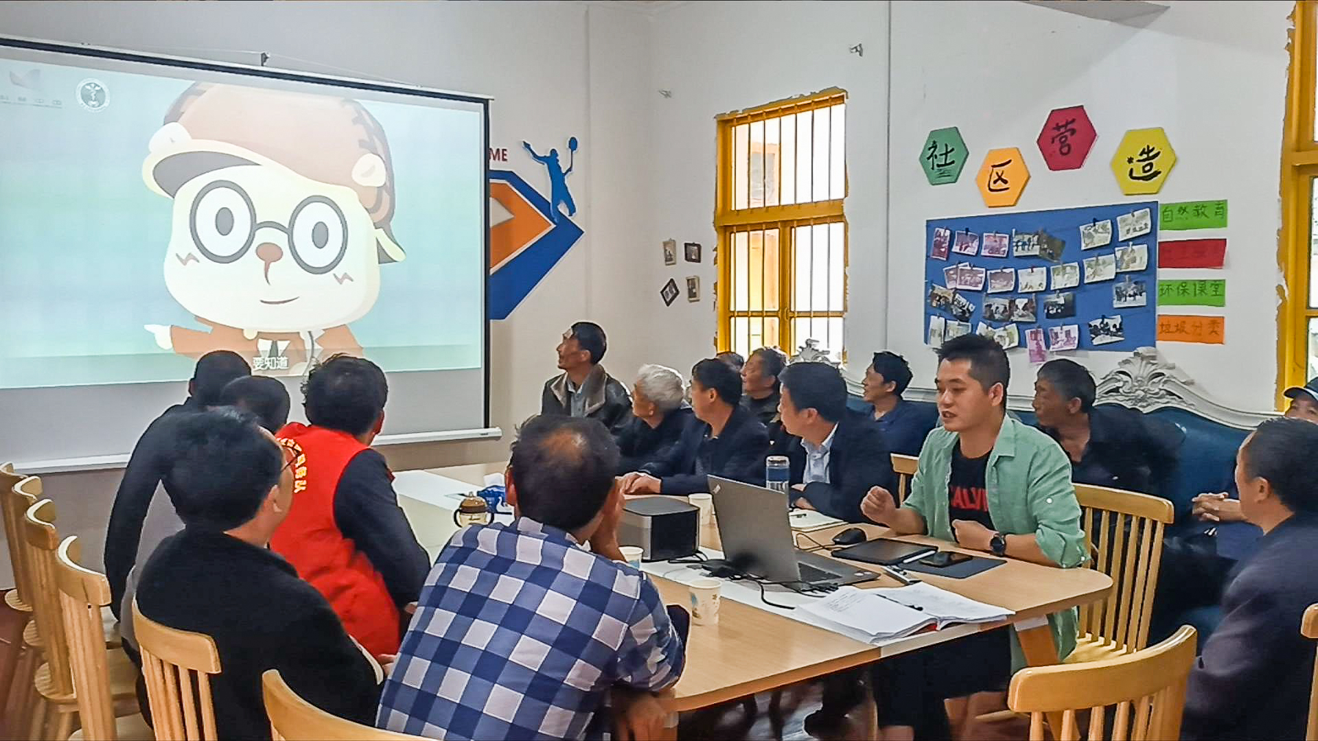 村委會(huì)組織村民集中觀看科普視頻。