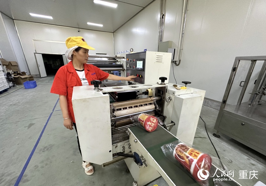 梁平奇爽食品有限公司的酸辣粉包裝線。 人民網(wǎng)記者 劉政寧攝