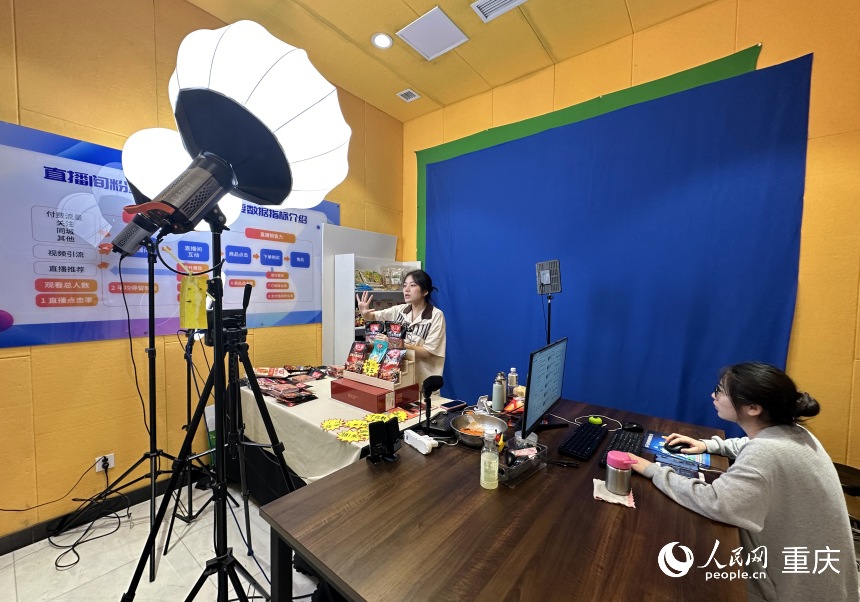 電商直播間里的主播正在銷售預(yù)制菜產(chǎn)品。 人民網(wǎng)記者 劉政寧攝