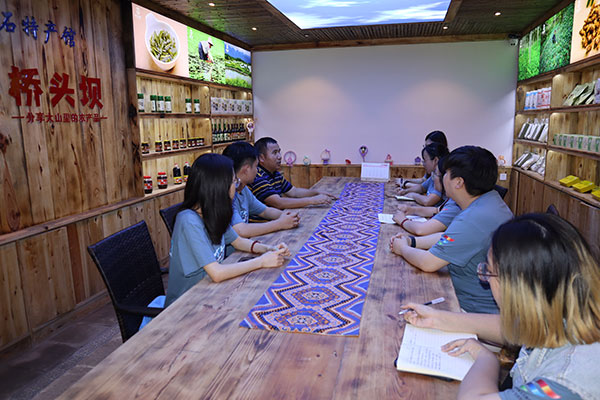 開展座談會。四川美術學院供圖