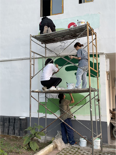 開展墻繪活動。四川美術學院供圖