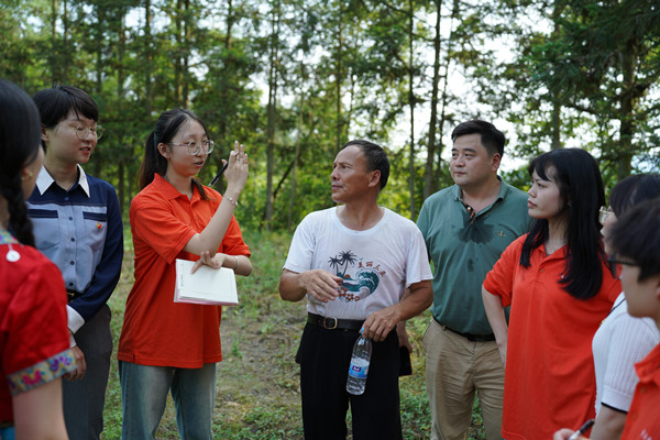 實踐團成員向農戶學習水稻種植技術。重慶第二師范學院供圖