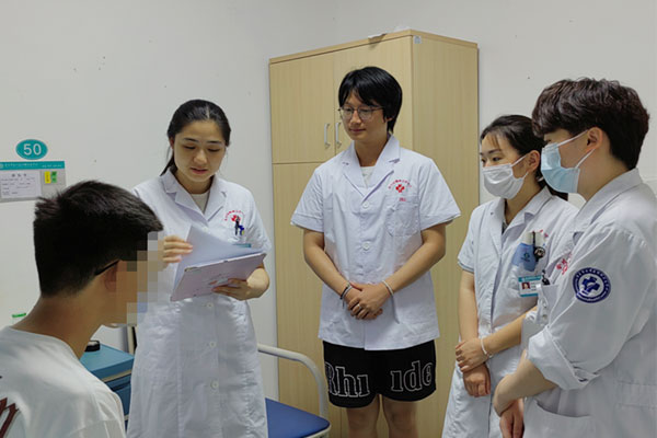 醫(yī)生團(tuán)隊(duì)查房。合川區(qū)精神衛(wèi)生中心供圖