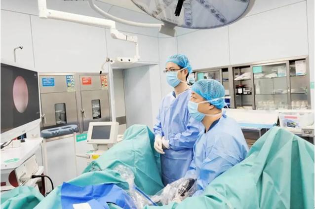 李新為患者進行微創(chuàng)手術(shù)。重慶松山醫(yī)院供圖