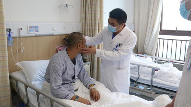 梁鴻查看病人情況。重慶西區(qū)醫(yī)院供圖