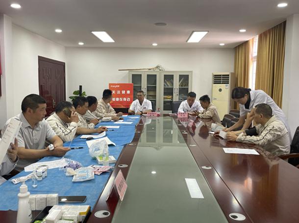 問(wèn)診中。愛(ài)康集團(tuán)重慶分公司供圖