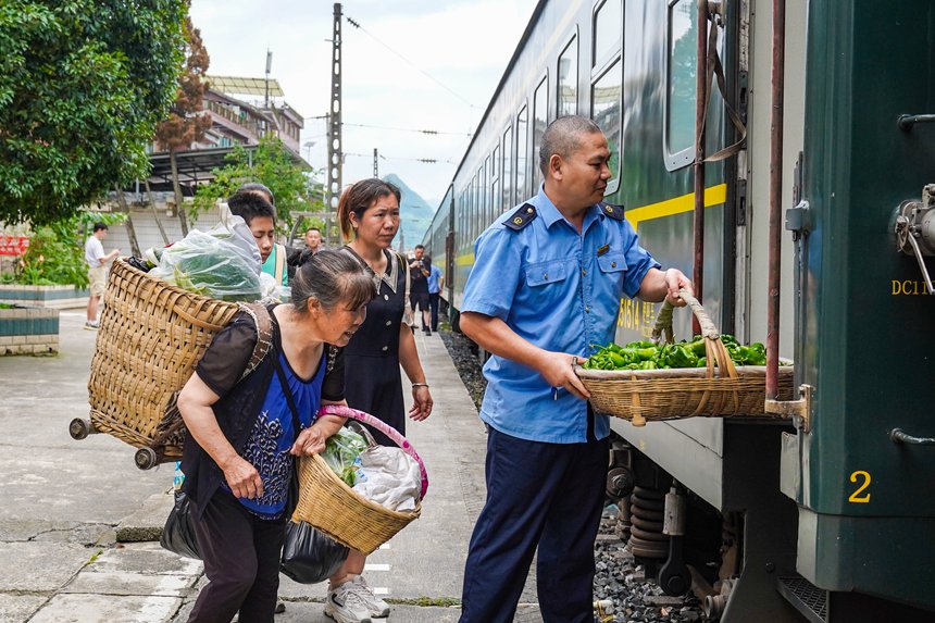 7月11日，沿線村民將自家種的瓜果蔬菜帶上“小慢車”售賣。李文航攝