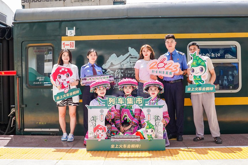 7月11日，旅客打卡5630次“小慢車”。李文航攝