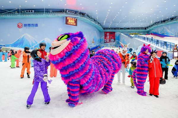 熱雪奇跡活動現(xiàn)場。重慶融創(chuàng)文旅城供圖