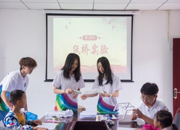 重慶師范大學(xué)物理與電子工程學(xué)院學(xué)生為石壕鎮(zhèn)萬隆村小朋友帶來科技小課堂。重慶師范大學(xué)供圖