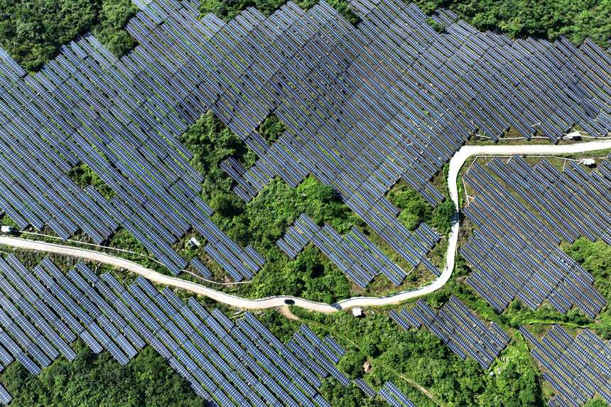 重慶市黔江區(qū)麒麟蓋山地光伏發(fā)電站。楊敏攝