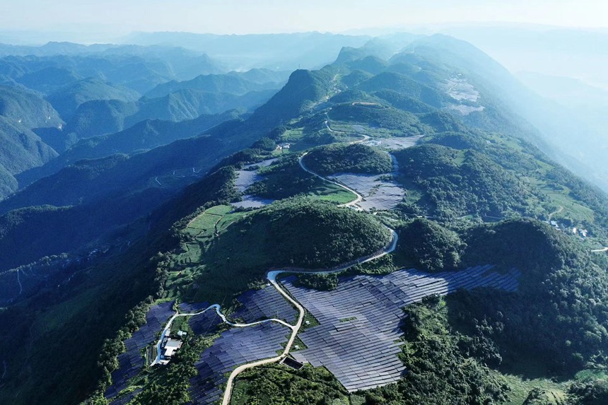 光伏發(fā)電板掩映著群山。楊敏攝