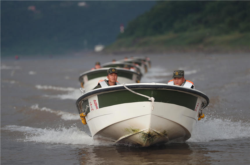 武警重慶總隊(duì)船艇支隊(duì)組織沖鋒舟操作訓(xùn)練。唐志勇攝 