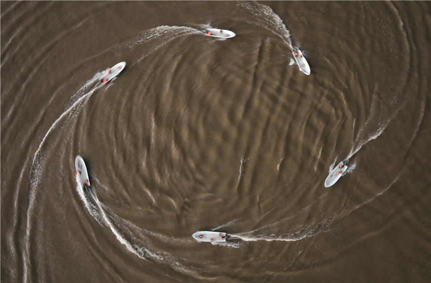 武警重慶總隊(duì)船艇支隊(duì)組織沖鋒舟操作訓(xùn)練。唐志勇攝