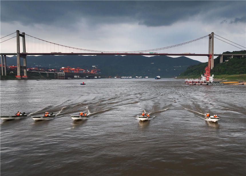 武警重慶總隊船艇支隊組織沖鋒舟操作訓練。唐志勇攝