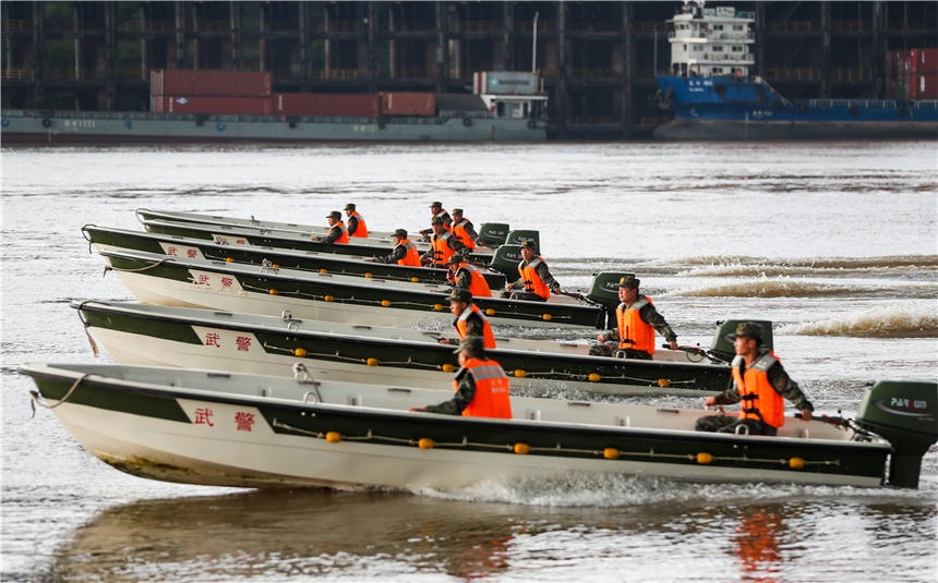 武警重慶總隊(duì)船艇支隊(duì)組織沖鋒舟操作訓(xùn)練。徐優(yōu)攝