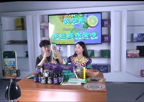 實(shí)踐團(tuán)成員走進(jìn)農(nóng)掌柜電商，參與電商直播全過(guò)程。重慶第二師范學(xué)院供圖